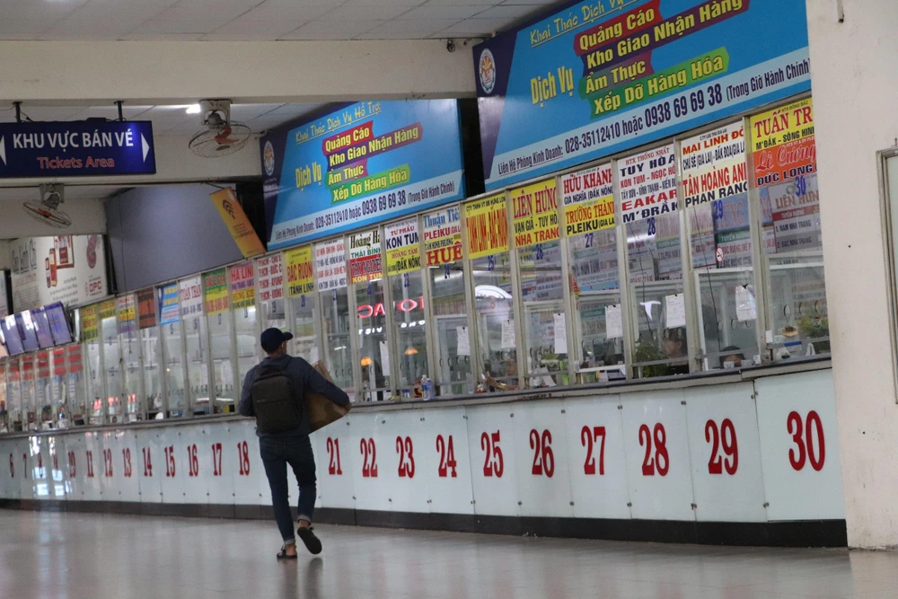 Quầy bán vé vắng vẻ khách mua vé. Ảnh: ĐC