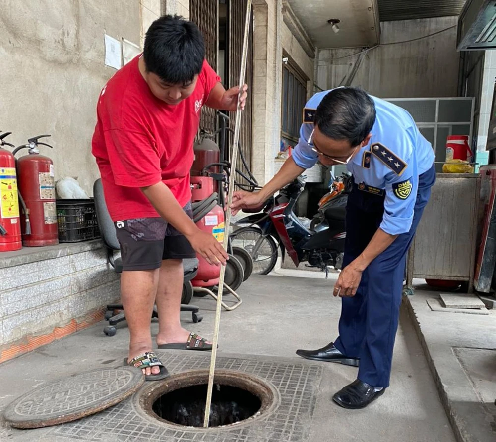 Lực lượng QLTT kiểm tra đo bồn xăng. Ảnh: QLTT