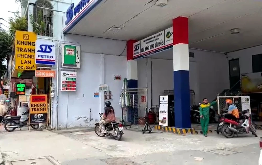 Cửa hàng xăng dầu số 5 trên đường Bạch Đằng dựng rào, ngừng bán xăng. Ảnh: NY