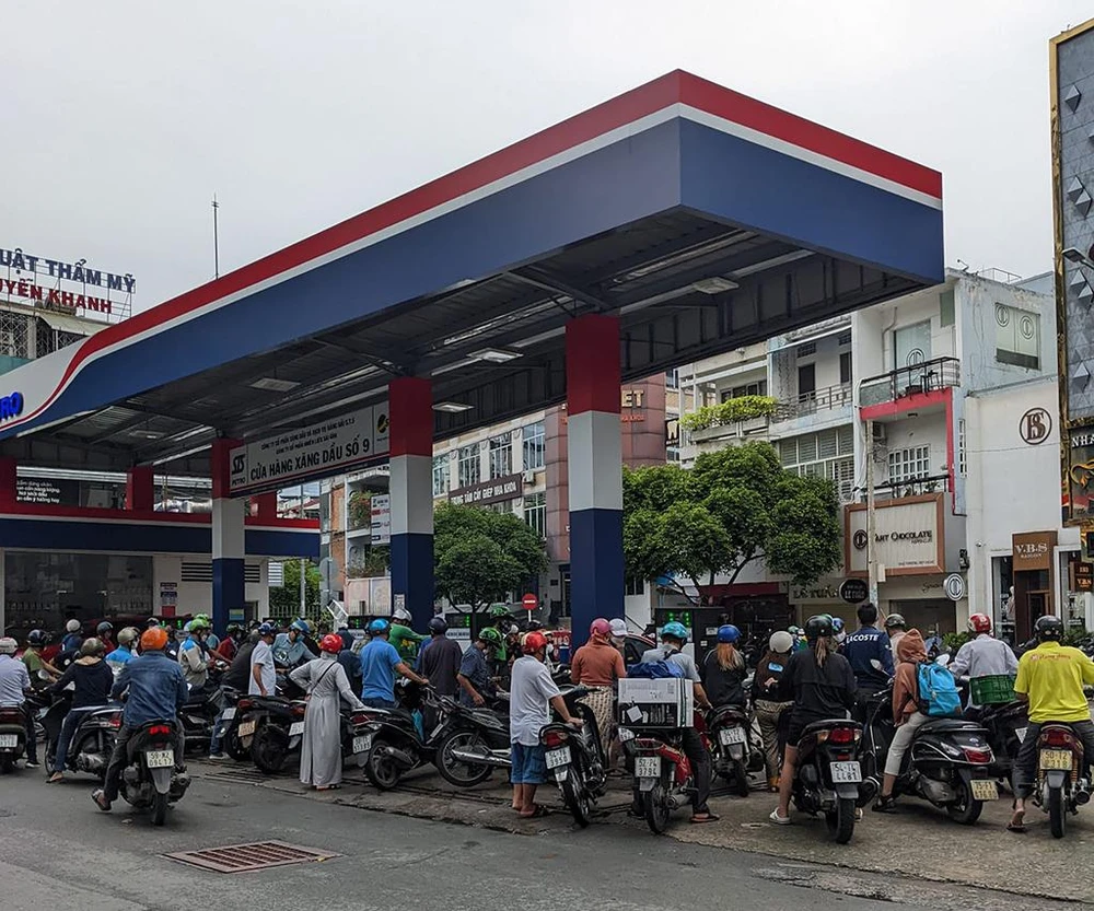 Hàng chục người tập trung xếp hàng chờ mua xăng tại cửa hàng trên đường Bùi Thị Xuân, quận 1. Ảnh: NY