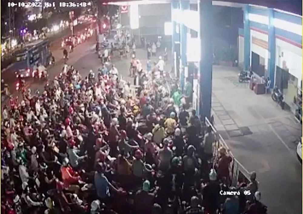 Hình ảnh từ camera của một cây xăng trên đường Phạm Văn Đồng, TP Thủ Đức trong tối 10-10.