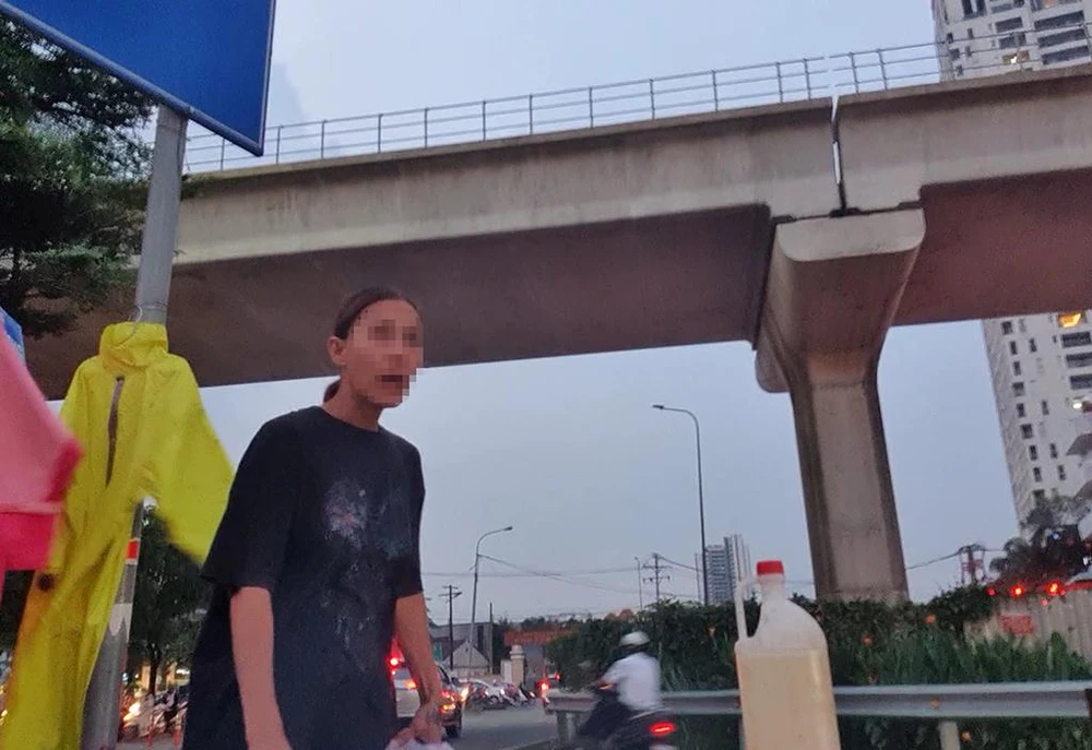 Người phụ nữ bán xăng giá 30 nghìn đồng/ lít nhưng vẫn có rất đông người mua. Ảnh: NY