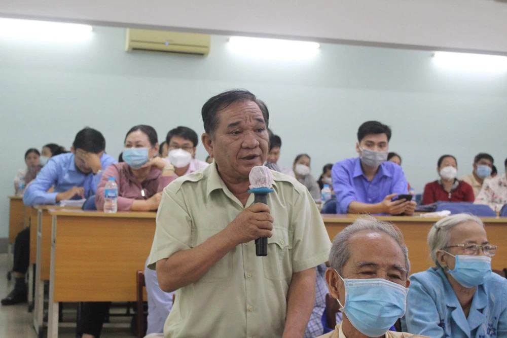 Cử tri Đặng Hữu Sơn kiến nghị phương án giải quyết tình trạng xăng dầu hiện nay. Ảnh: NGUYỄN YÊN