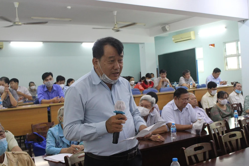 Cử tri Đặng Văn Rành nêu ý kiến tại Hội nghị. Ảnh: NGUYỄN YÊN