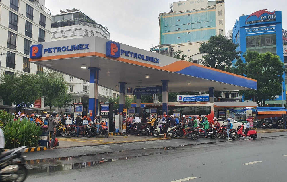 Người dân xếp hàng chờ đợi mua xăng ở cây xăng trên đường Phạm Hồng Thái. Ảnh: NGUYỄN YÊN