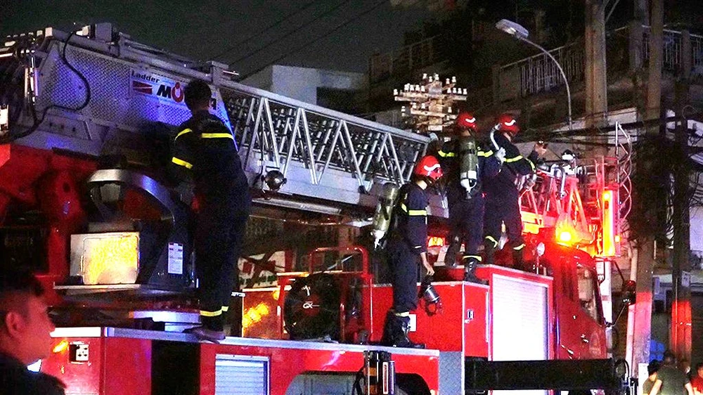 Cảnh sát PCCC tham gia dập lửa. Ảnh: ĐC