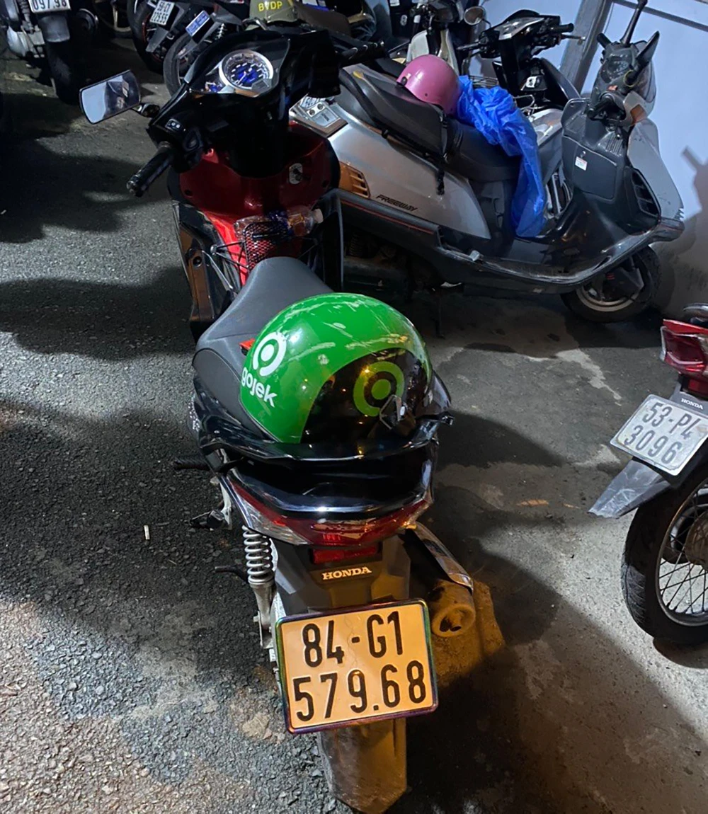 Xe máy và nón bảo hiểm màu xanh giống mô tả của các nạn nhân. Ảnh: CA
