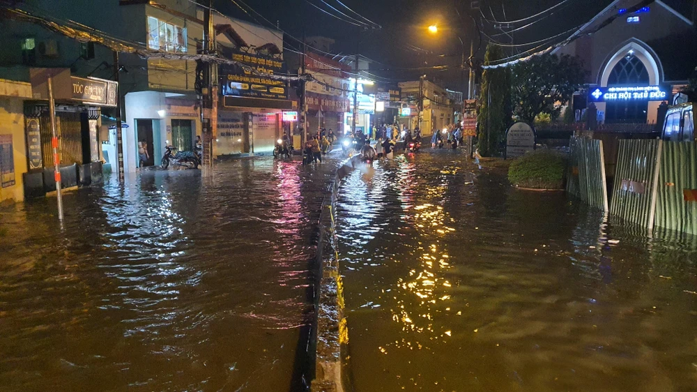 Đường biến thành sông sau cơn mưa lớn.