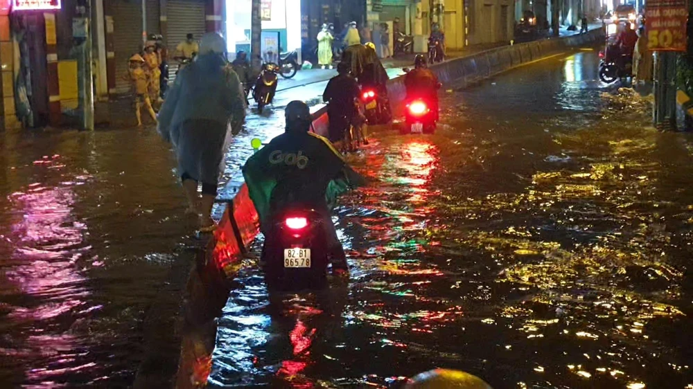 Người dân vật vã về nhà sau cơn mưa lớn.