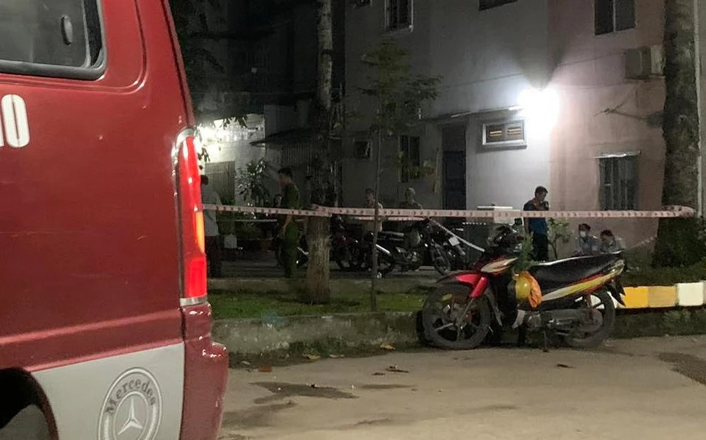 Công an khám nghiệm hiện trường vụ án. Ảnh: HT