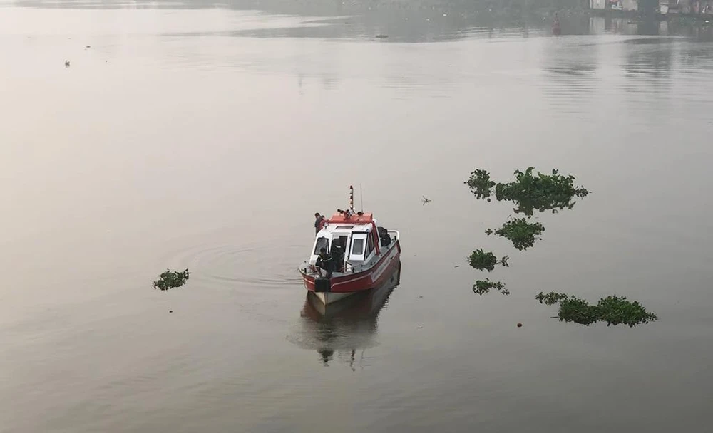 Cảnh sát PCCC lặn tìm nạn nhân dưới sông Sài Gòn. Ảnh: NY Cảnh sát PCCC lặn tìm nạn nhân dưới sông Sài Gòn. Ảnh: NY