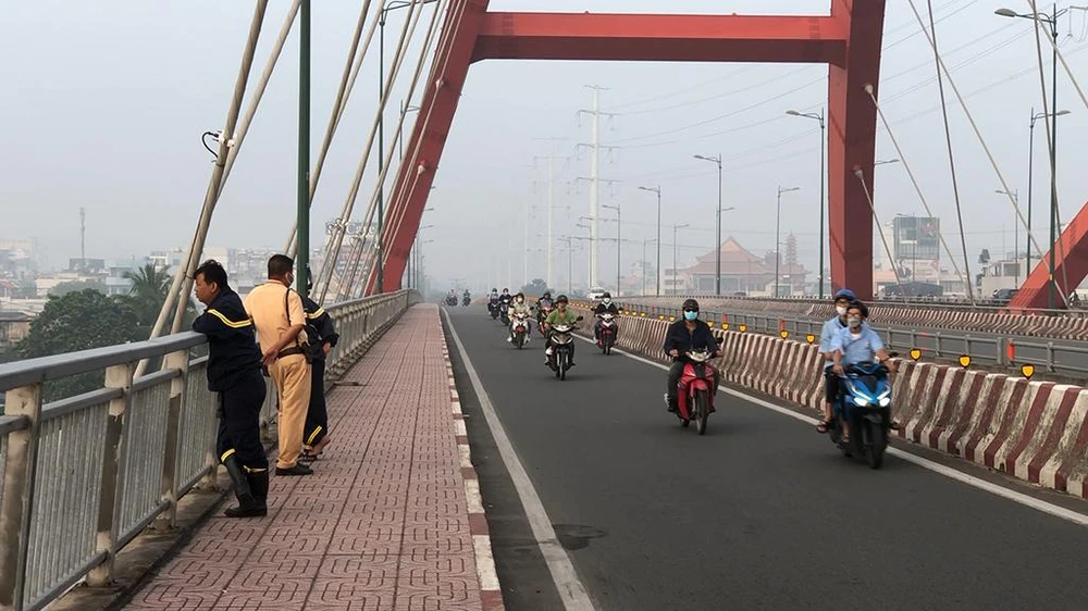 Lực lượng chức năng có mặt tại vị trí nam thanh niên nhảy cầu. Ảnh: NY Lực lượng chức năng có mặt tại vị trí nam thanh niên nhảy cầu. Ảnh: NY