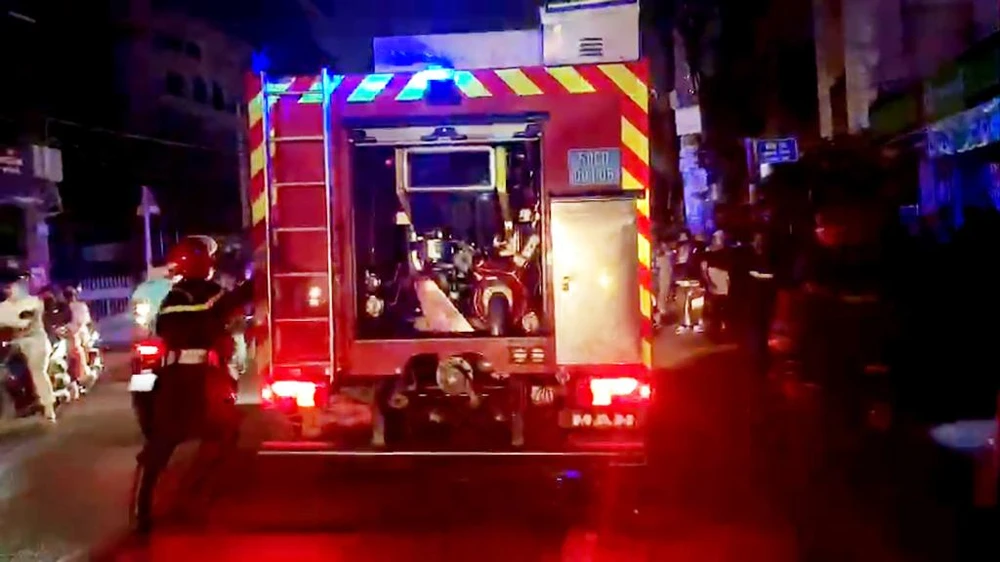 Lực lượng chức năng tham gia cứu hỏa.