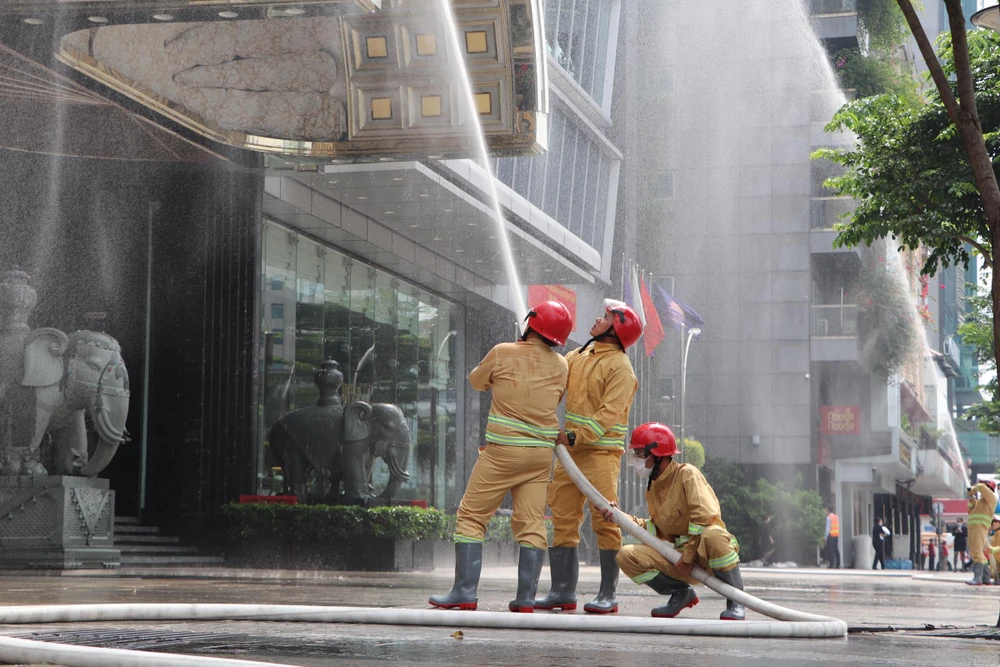 Diễn tập chữa cháy toà nhà Times Square quận 1