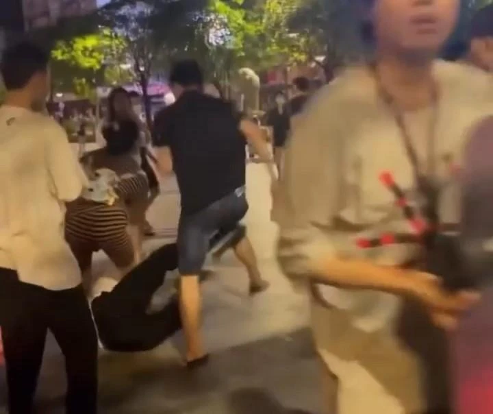 Hình ảnh nhóm thanh niên đánh hội đồng nạn nhân. Ảnh cắt từ clip.