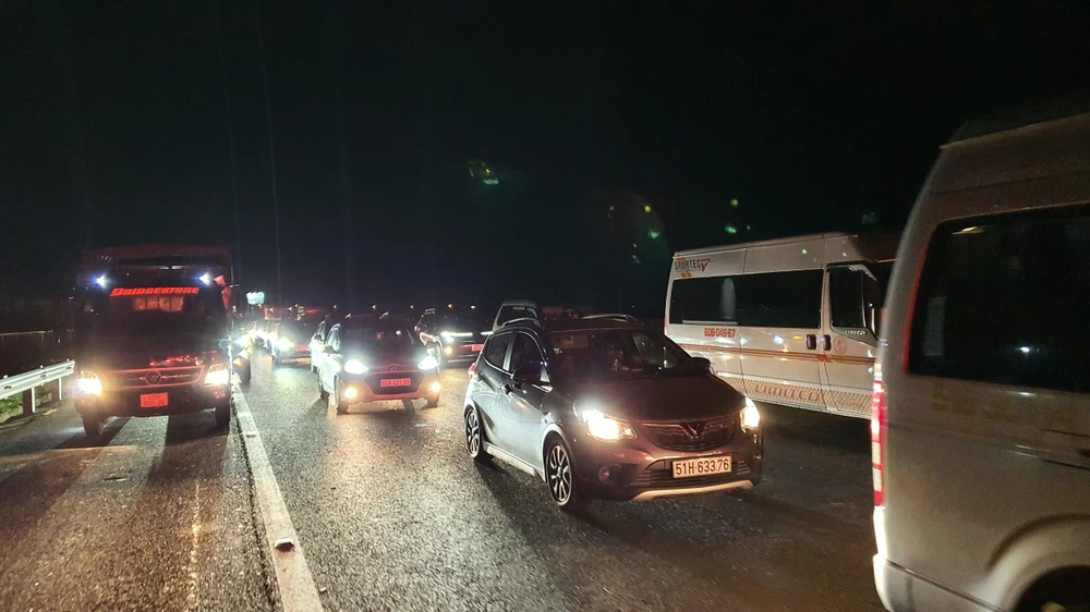 Kẹt xe kéo dài trên cao tốc do ảnh hưởng của tai nạn.