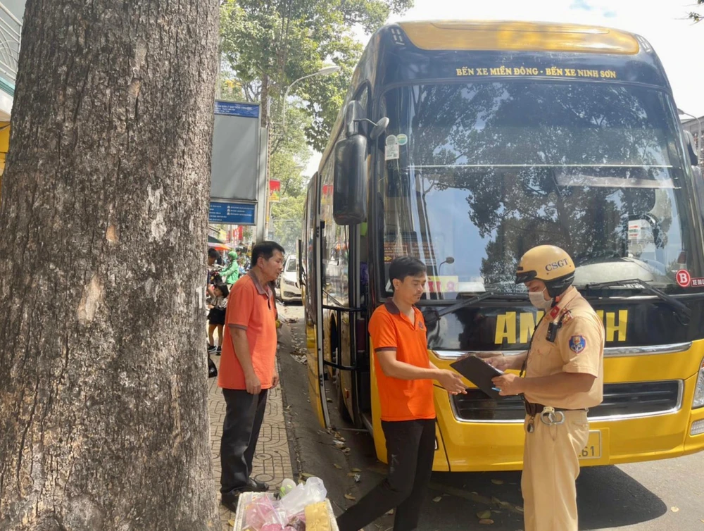 Đội CSGT Chợ Lớn TTKS, xử lý các hành vi vi phạm liên quan hoạt động của xe khách. Ảnh: PC08