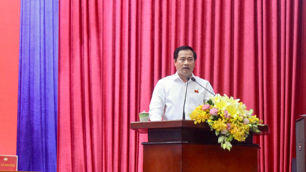 ĐB Lê Thanh Phong thông tin về hoạt động bình ổn giá và tháo gỡ các bất cập xăng dầu. Ảnh: NGUYỄN YÊN