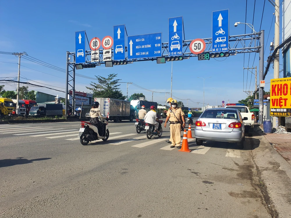 CSGT thuộc Đội CSGT Bình Triệu lập chốt kiểm tra xe khách trên quốc lộ 1 sáng 18-11.