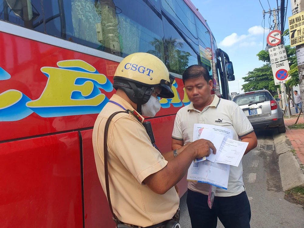 CSGT kiểm tra giấy tờ với một xe khách.
