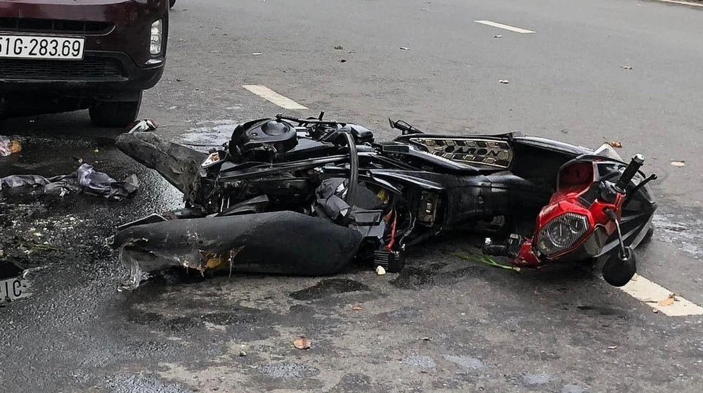 Xe máy bể nát sau tai nạn. Ảnh: ĐC