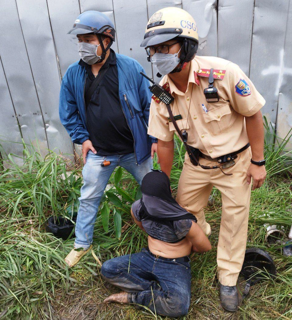 Kẻ cướp bị CSGT Nam Sài Gòn và Đội Cảnh sát hình sự Công an huyện Bình Chánh khống chế. Ảnh: ĐC CSGT-Nam-Sai-Gon-bat-cuop
