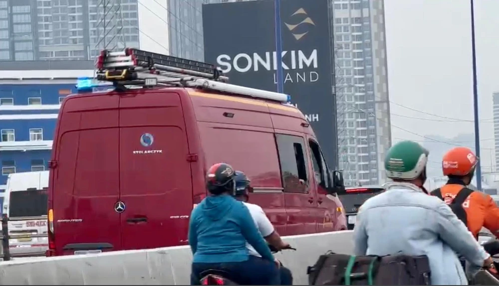 Lực lượng chức năng có mặt tìm kiếm nạn nhân. Ảnh: ĐC