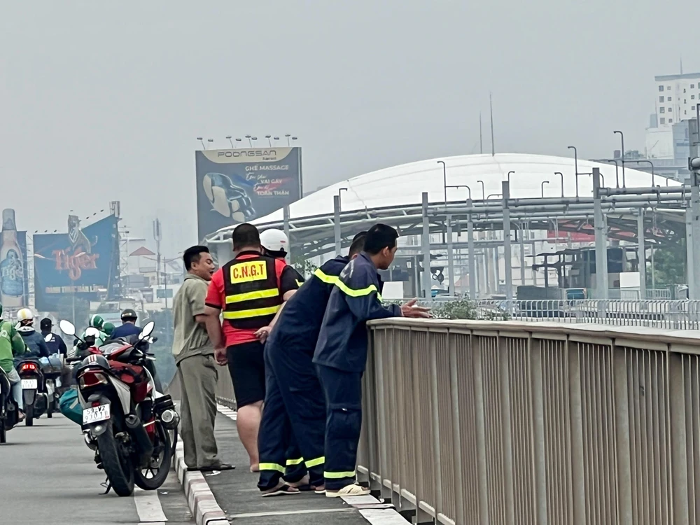 Cảnh sát tại vị trí xảy ra vụ nhảy cầu Sài Gòn chiều 21-11. Ảnh: ĐC