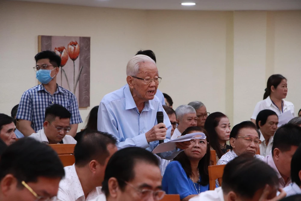 Cử tri Đinh Văn Huệ nêu ý kiến tại buổi tiếp xúc. Ảnh: NGUYỄN YÊN