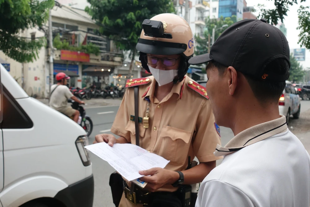 csgt-TPHCM-kiem-tra-xe-khach-vi-pham
