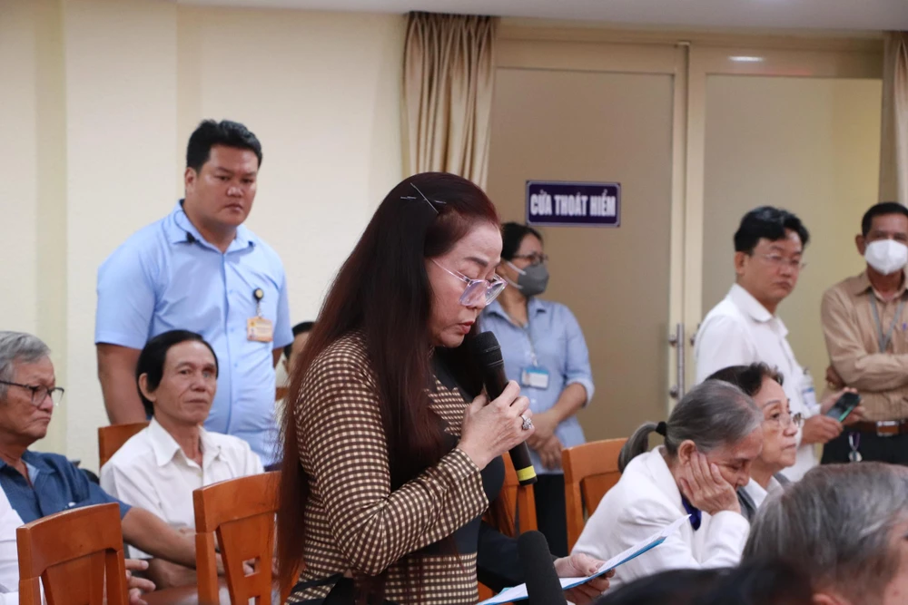 Cử tri Đinh Thị Ngọc phát biểu tại buổi tiếp xúc. Ảnh: NGUYỄN YÊN