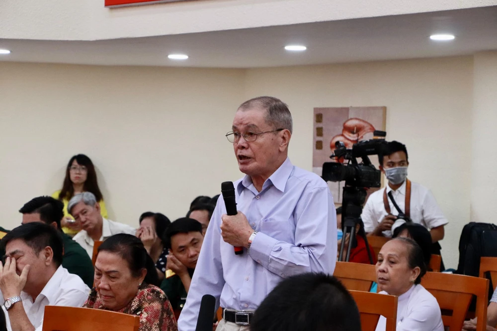 Cử tri phản ánh về tình trạng cán bộ, nhân viên y tế, giáo dục nghỉ việc do chính sách không tương xứng. Ảnh: NGUYỄN YÊN