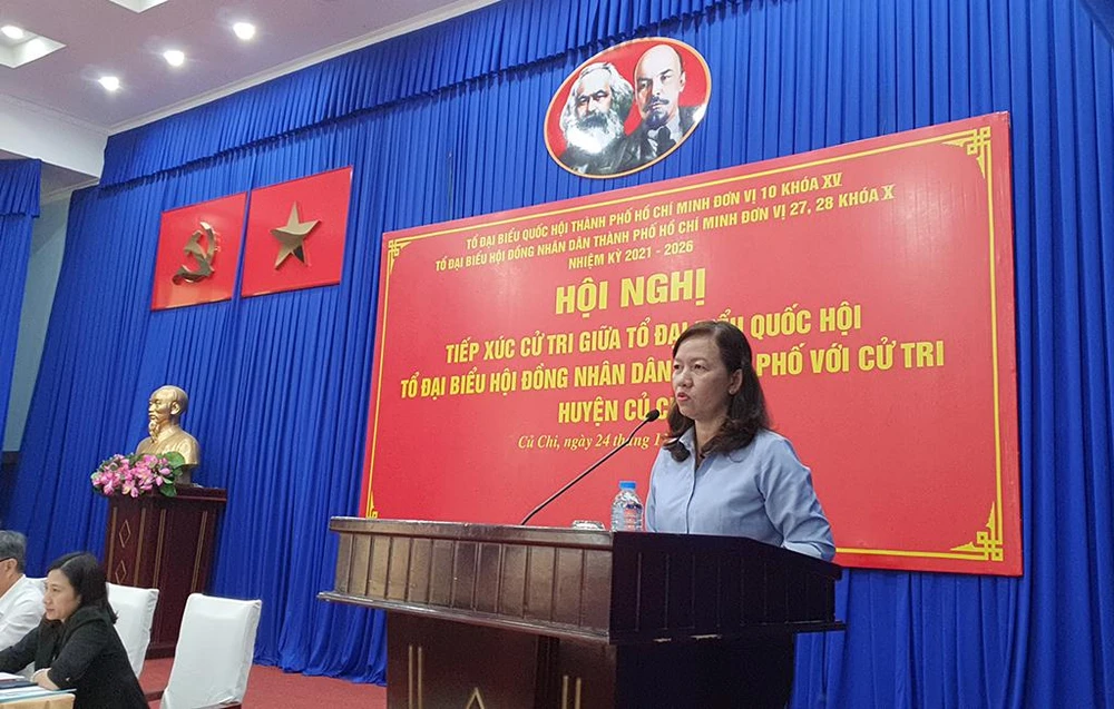 Bà Nguyễn Thị Hằng, Phó Chủ tịch UBND huyện Củ Chi phát biểu trả lời ý kiến cử tri. Ảnh: NY