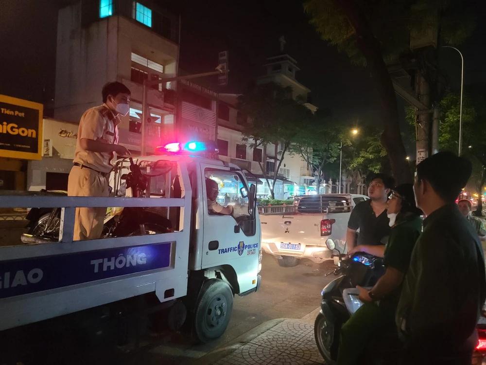 Lực lượng chức năng đưa phương tiện rời khỏi hiện trường. Ảnh: ĐC