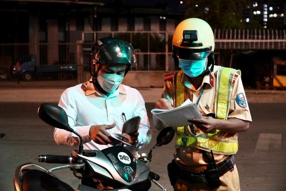 CSGT kiểm tra giấy tờ đối với anh K. Ảnh: ĐC