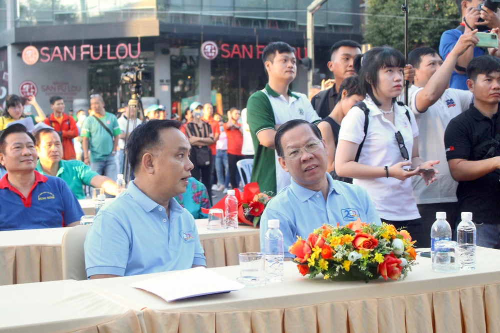 Ông Phan Văn Mãi trao đổi với Chủ tịch UBND quận Phú Nhuận tại buổi lễ. Ảnh: NGUYỄN YÊN