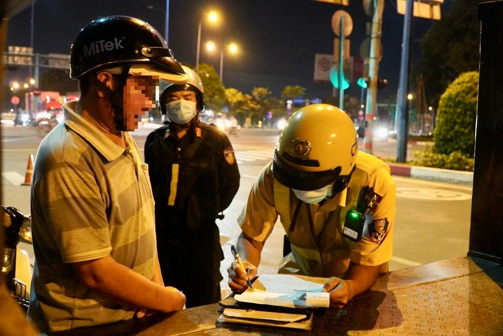 Khi phát hiện ông T có mức cồn 0,7 mg/lít khí thở, CSGT đã lập biên bản vi phạm này. Ảnh: ĐC