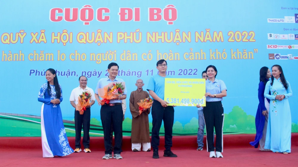 Đại diện UBND 13 phường trao quỹ hỗ trợ tại buổi lễ. Ảnh: NGUYỄN YÊN