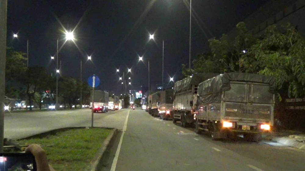 Các lái xe đỗ xe trên đường Võ Văn Kiệt vào khoảng 21 giờ 50. Ảnh: NY