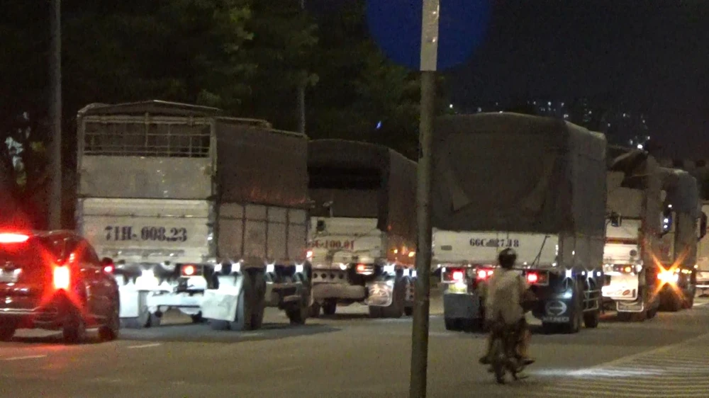 Đoàn xe tải nối đuôi nhau dàn hàng trên đường Võ Văn Kiệt. Ảnh: NY