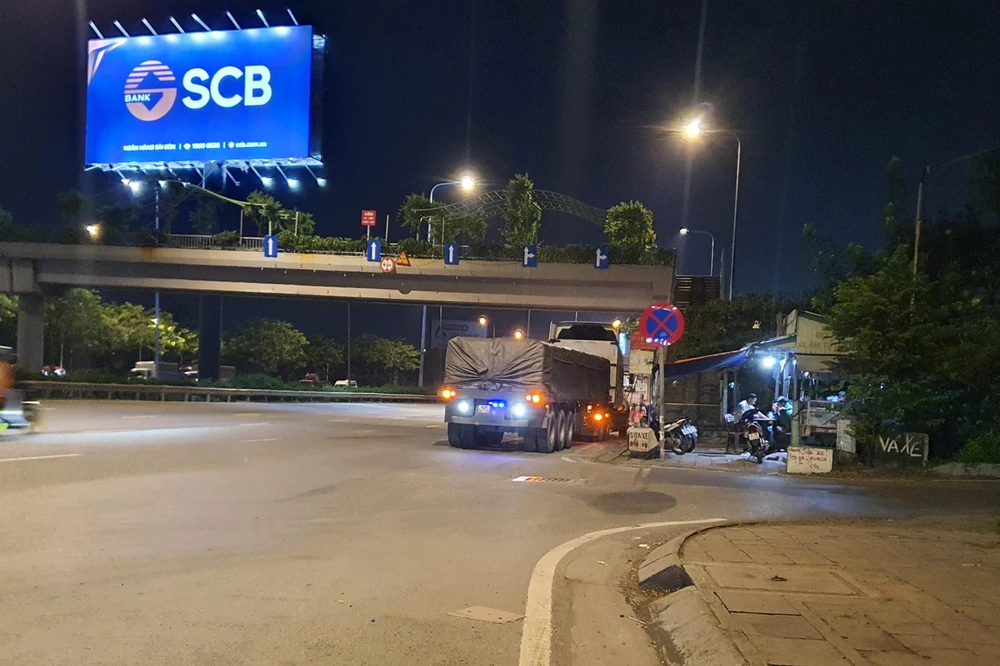 Xe tải đậu ở khu vực cấm dừng đỗ. Ảnh: NY