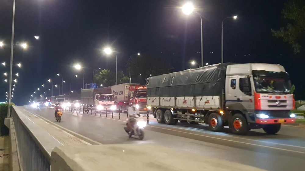 Giao thông từ khu vực cầu Nước Lên về phía đoạn giao với đường An Dương Vương bị ùn tắc do các xe tải lưu thông với tốc độ chậm. Ảnh: NY