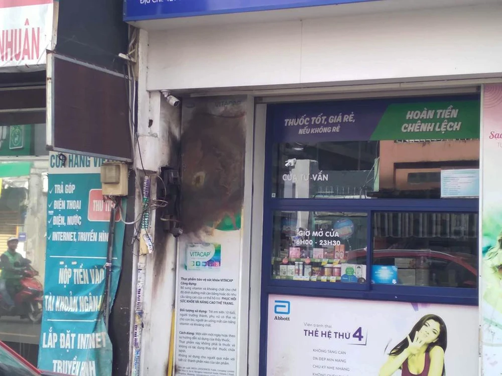 Vụ nổ làm cháy điện, anh L. bị thương. Ảnh: NY Vụ nổ làm cháy điện, anh L. bị thương. Ảnh: NY