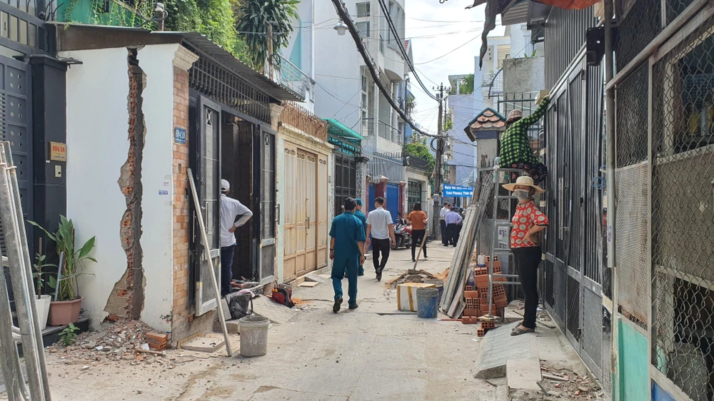 Toàn cảnh hẻm 694 Nguyễn Kiệm đang được mở rộng. Ảnh: NGUYỄN YÊN