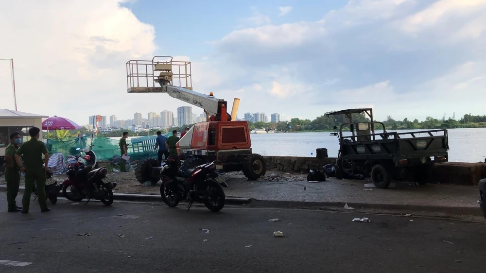 Lực lượng chức năng đưa thi thể lên bờ để điều tra. Ảnh: ĐC