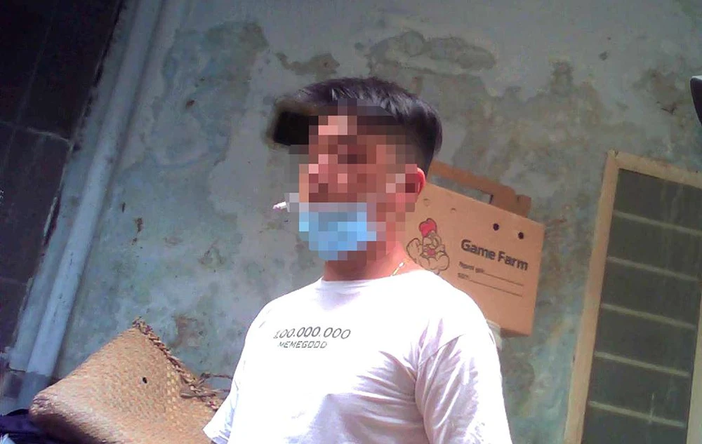 Nam thanh niên trong hẻm đang bán ma túy cho khách. Ảnh: TY Nam thanh niên trong hẻm đang bán ma túy cho khách. Ảnh: TY