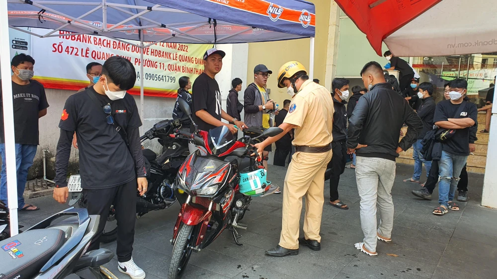 CSGT kiểm tra một xe máy. Ảnh: NGUYỄN YÊN