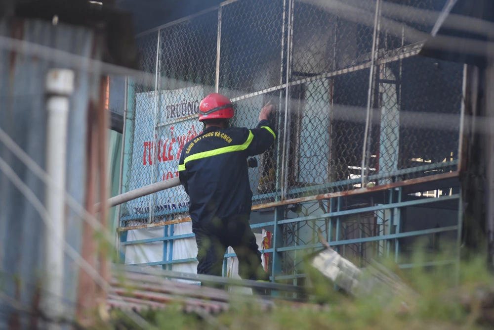 Cảnh sát PCCC tiếp cận đám cháy từ bên trên. Ảnh: ĐC