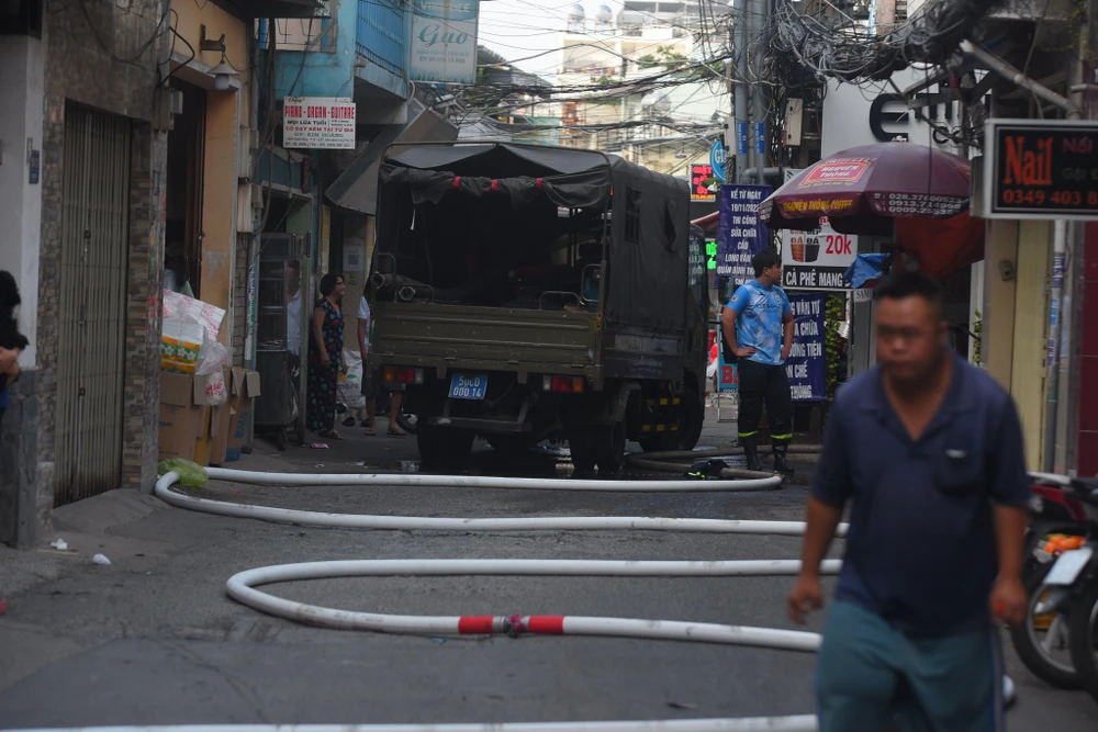 Xe của lực lượng PCCC có mặt dập lửa. Ảnh: ĐC