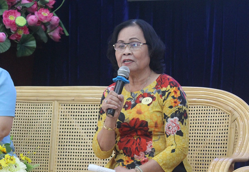 Bà Trần Thị Long chia sẻ tại hội nghị. Ảnh: NGUYỄN YÊN